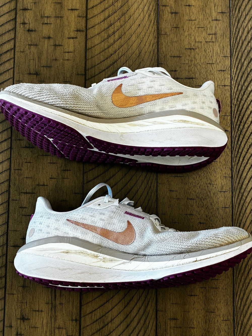 Nike Women’s White Running Shoes with Metallic Copper Swoosh size 10